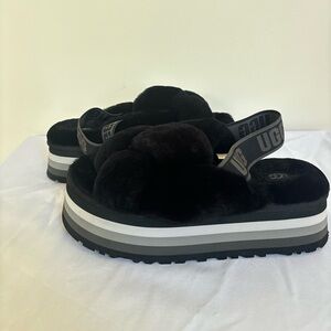 Disco Knot Slide Sandals UGG women’s size 9